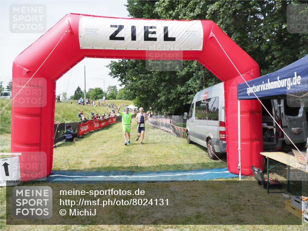 21.06.2025 - 27. Vierlanden-Triathlon MichiJ http://msf.ph/oto/8024131 15.06.2026 11:51:03 Ziel 387 meine-sportfotos.de