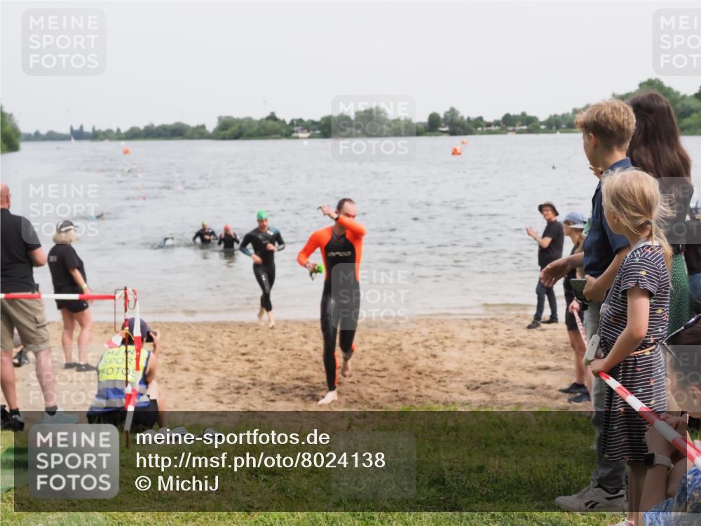 21.06.2025 - 27. Vierlanden-Triathlon MichiJ http://msf.ph/oto/8024138 15.06.2026 10:55:17 Schwimmen 661, 725 meine-sportfotos.de