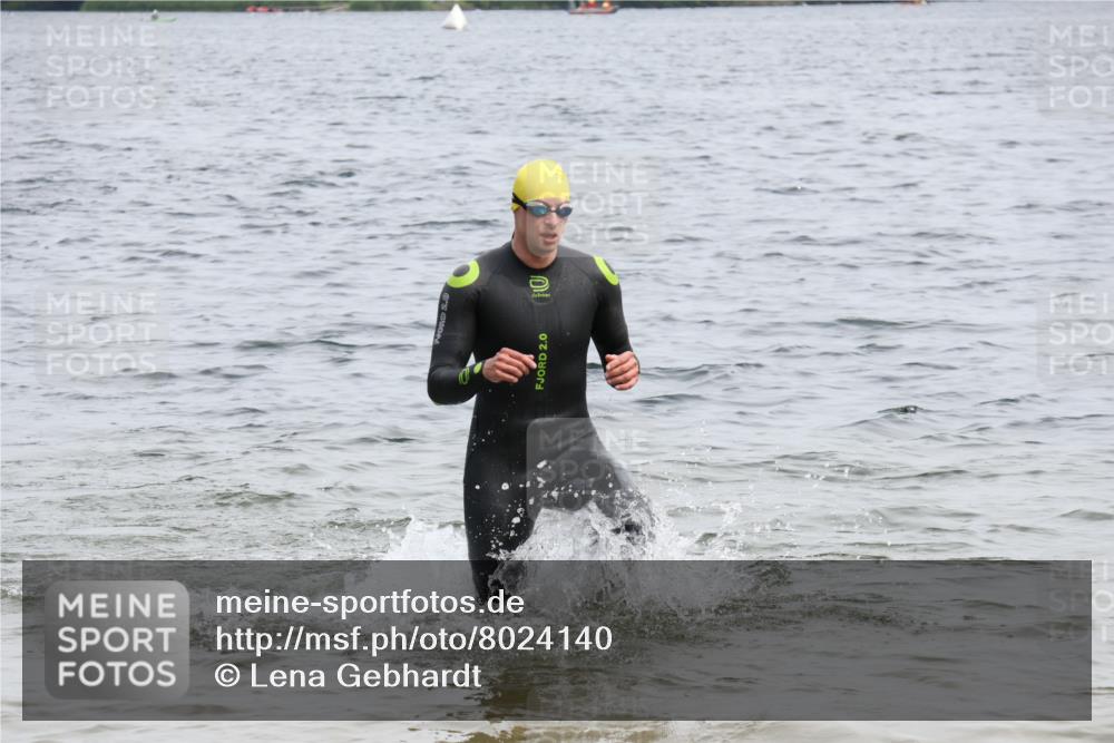 15.06.2025 - 27. Vierlanden-Triathlon Lena Gebhardt http://msf.ph/oto/8024140 15.06.2025 10:54:50 Schwimmen 677, 713, 744, 761 meine-sportfotos.de