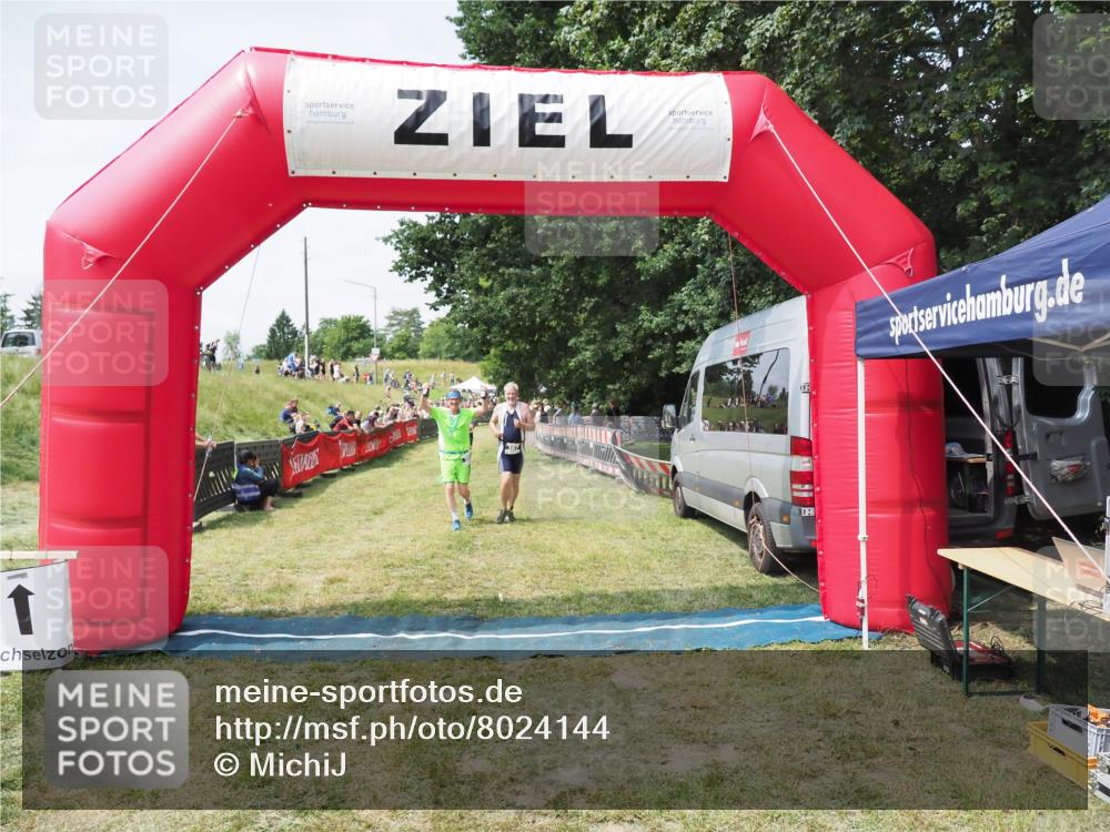 21.06.2025 - 27. Vierlanden-Triathlon MichiJ http://msf.ph/oto/8024144 15.06.2026 11:51:03 Ziel 387 meine-sportfotos.de