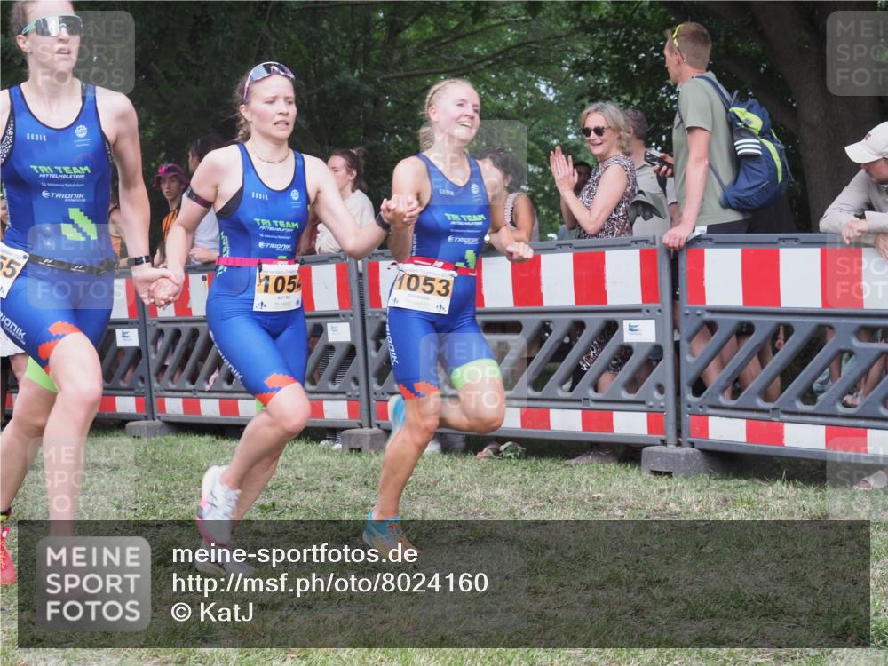 21.06.2025 - 27. Vierlanden-Triathlon KatJ http://msf.ph/oto/8024160 15.06.2025 13:25:49 Ziel 1053, 1054, 1055 meine-sportfotos.de