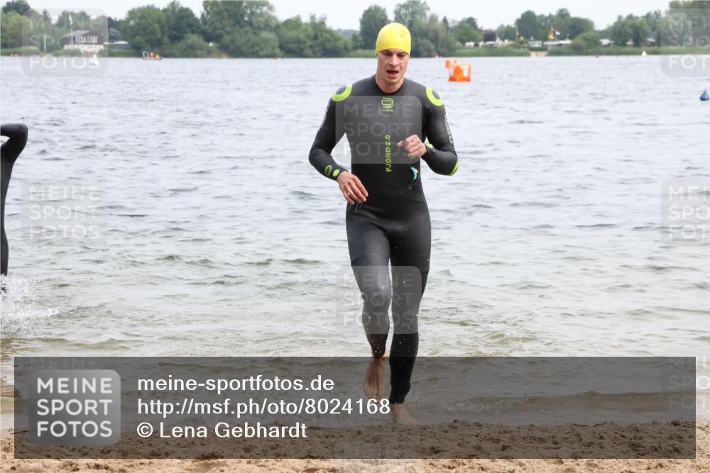 15.06.2025 - 27. Vierlanden-Triathlon Lena Gebhardt http://msf.ph/oto/8024168 15.06.2025 10:54:53 Schwimmen 677, 713, 735, 744, 761 meine-sportfotos.de