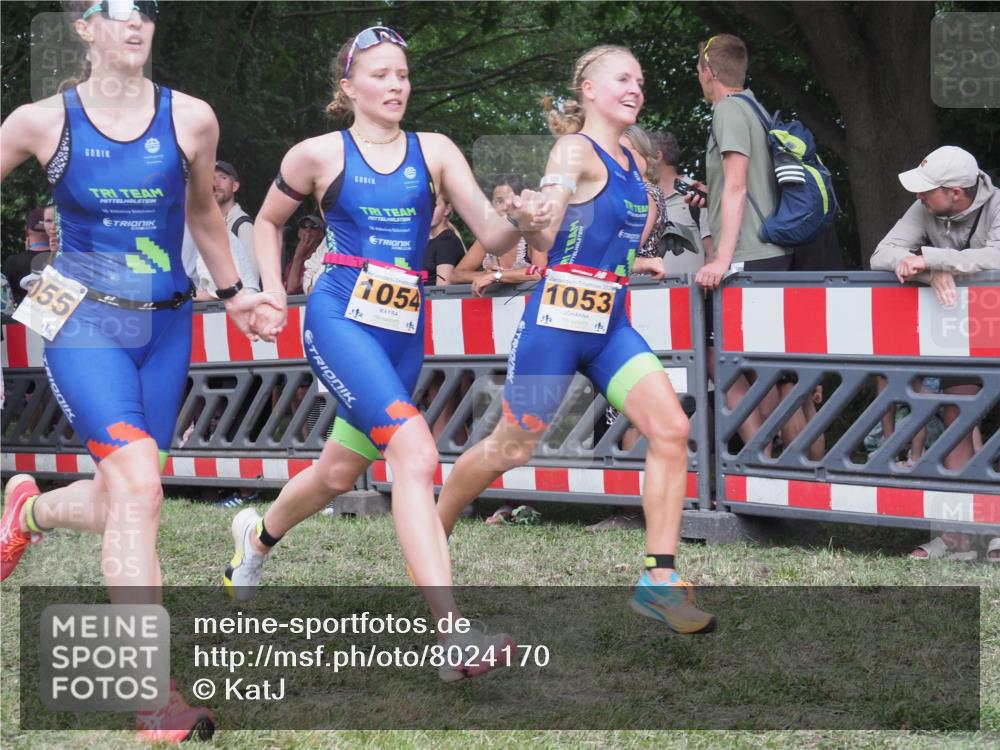 21.06.2025 - 27. Vierlanden-Triathlon KatJ http://msf.ph/oto/8024170 15.06.2025 13:25:49 Ziel 1053, 1054, 1055 meine-sportfotos.de
