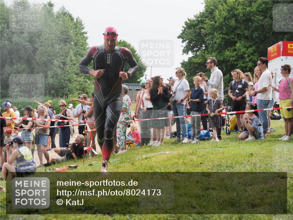 15.06.2025 - 27. Vierlanden-Triathlon KatJ http://msf.ph/oto/8024173 15.06.2025 10:57:25 Schwimmen 692, 697 meine-sportfotos.de