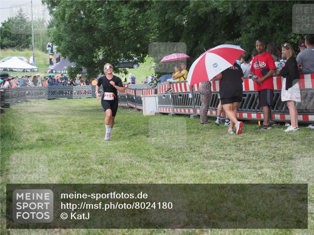 21.06.2025 - 27. Vierlanden-Triathlon KatJ http://msf.ph/oto/8024180 15.06.2025 13:26:24 Ziel 221 meine-sportfotos.de
