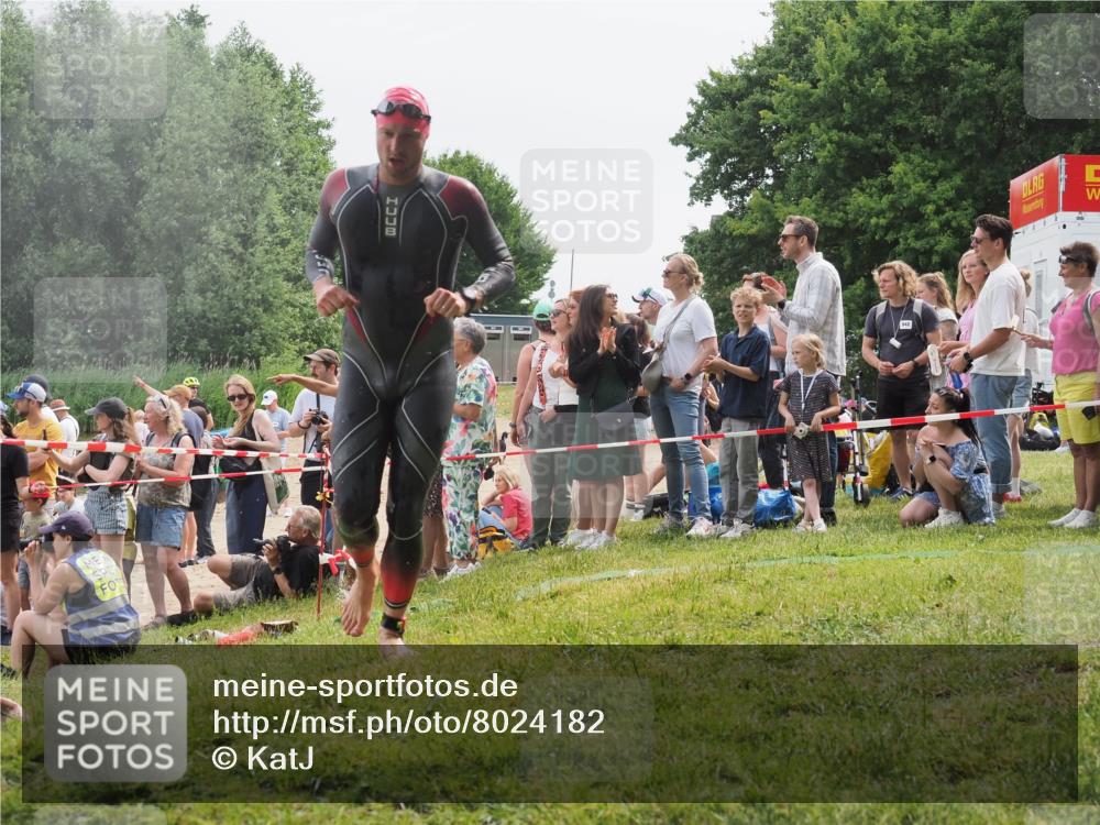 15.06.2025 - 27. Vierlanden-Triathlon KatJ http://msf.ph/oto/8024182 15.06.2025 10:57:25 Schwimmen 692, 697 meine-sportfotos.de