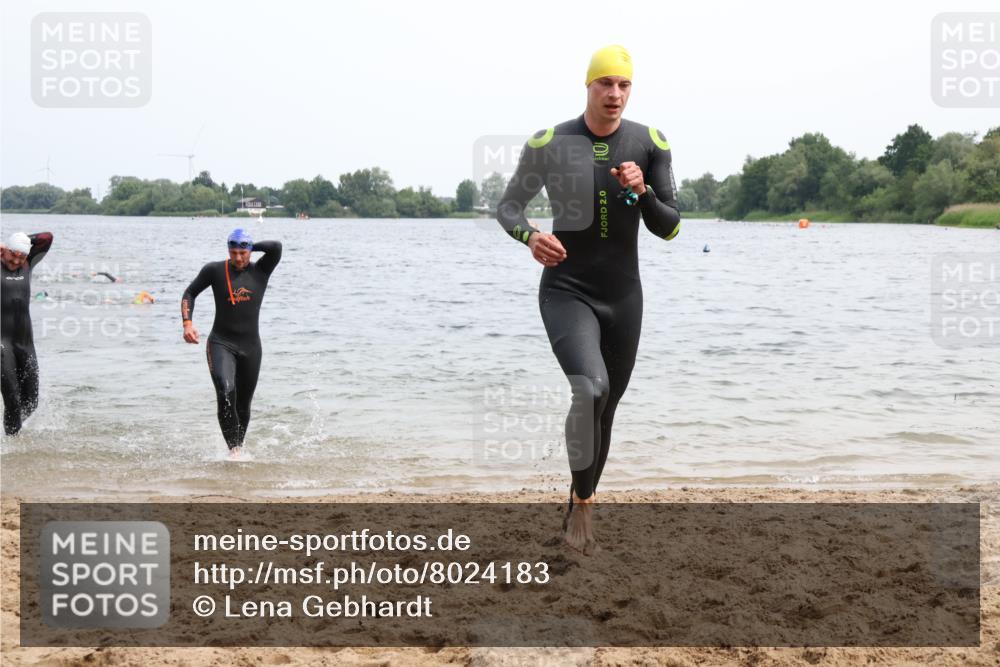 15.06.2025 - 27. Vierlanden-Triathlon Lena Gebhardt http://msf.ph/oto/8024183 15.06.2025 10:54:55 Schwimmen 677, 735, 744, 761 meine-sportfotos.de