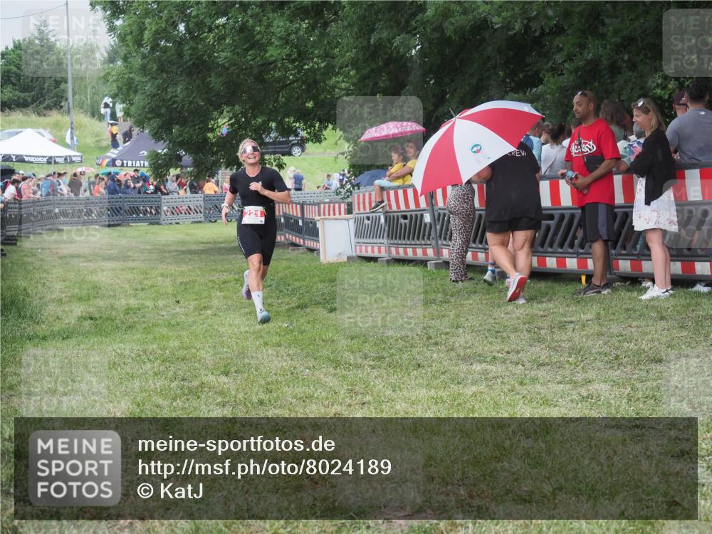 21.06.2025 - 27. Vierlanden-Triathlon KatJ http://msf.ph/oto/8024189 15.06.2025 13:26:24 Ziel 221 meine-sportfotos.de