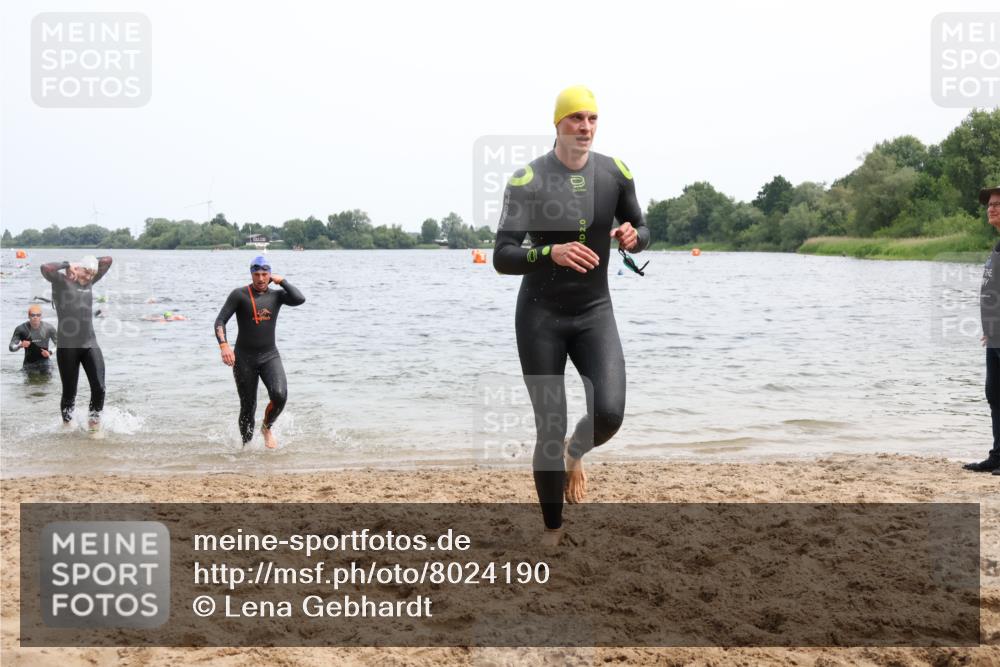 15.06.2025 - 27. Vierlanden-Triathlon Lena Gebhardt http://msf.ph/oto/8024190 15.06.2025 10:54:55 Schwimmen 677, 735, 744, 761 meine-sportfotos.de