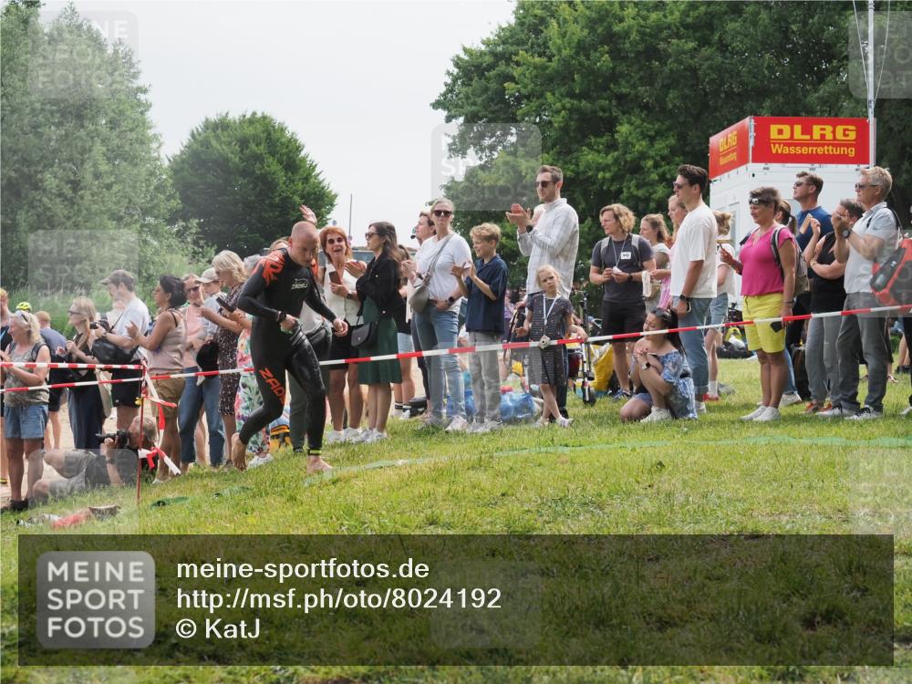 15.06.2025 - 27. Vierlanden-Triathlon KatJ http://msf.ph/oto/8024192 15.06.2025 10:57:34 Schwimmen 707, 722 meine-sportfotos.de