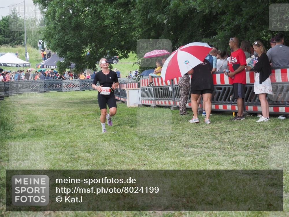 21.06.2025 - 27. Vierlanden-Triathlon KatJ http://msf.ph/oto/8024199 15.06.2025 13:26:24 Ziel 221 meine-sportfotos.de