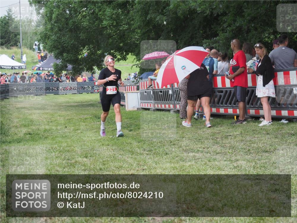 21.06.2025 - 27. Vierlanden-Triathlon KatJ http://msf.ph/oto/8024210 15.06.2025 13:26:24 Ziel 221 meine-sportfotos.de