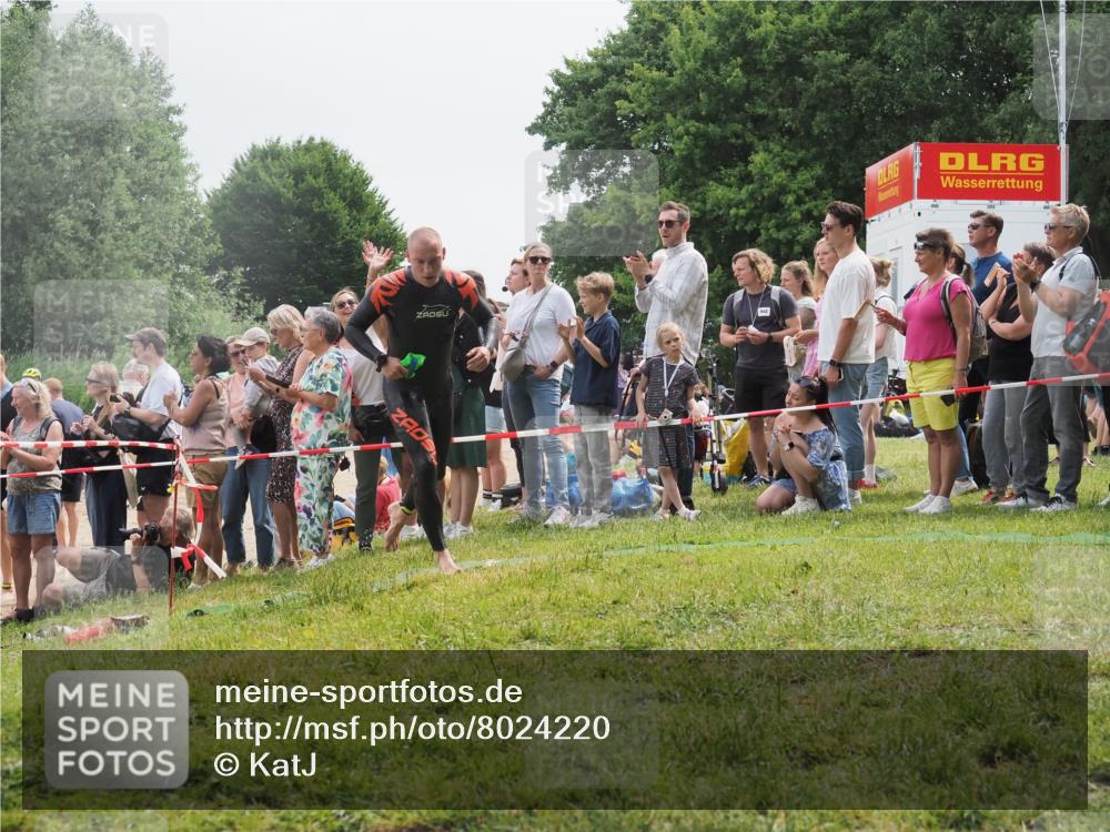 15.06.2025 - 27. Vierlanden-Triathlon KatJ http://msf.ph/oto/8024220 15.06.2025 10:57:34 Schwimmen 707, 722 meine-sportfotos.de