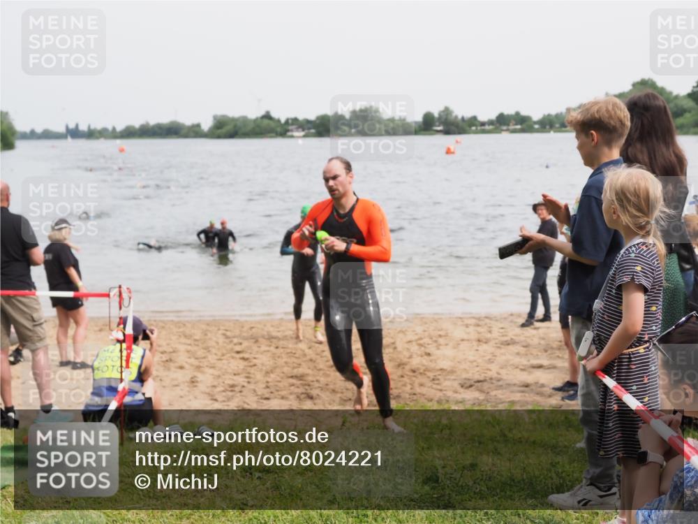 21.06.2025 - 27. Vierlanden-Triathlon MichiJ http://msf.ph/oto/8024221 15.06.2026 10:55:18 Schwimmen 661, 725, 740 meine-sportfotos.de