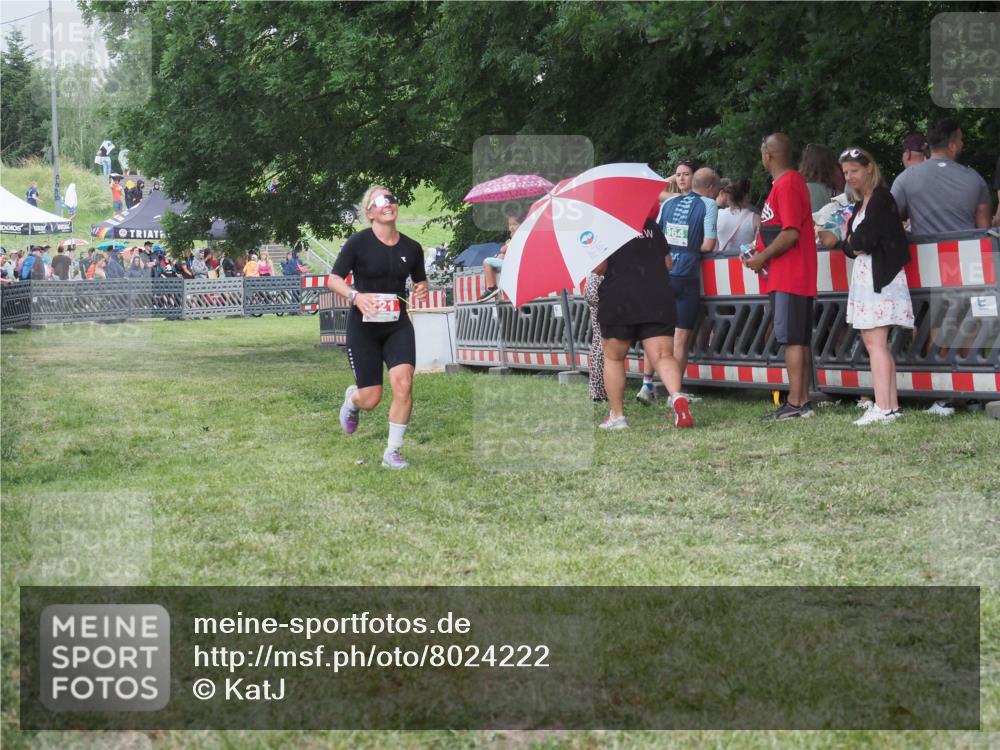 21.06.2025 - 27. Vierlanden-Triathlon KatJ http://msf.ph/oto/8024222 15.06.2025 13:26:25 Ziel 221 meine-sportfotos.de