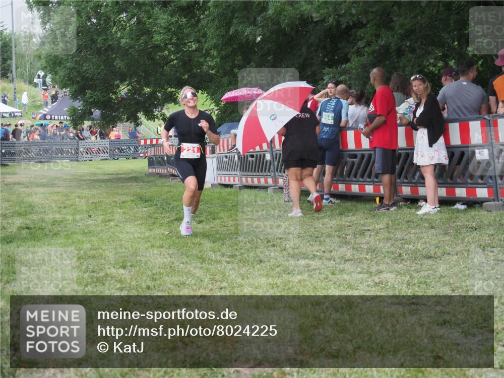 21.06.2025 - 27. Vierlanden-Triathlon KatJ http://msf.ph/oto/8024225 15.06.2025 13:26:25 Ziel 221 meine-sportfotos.de