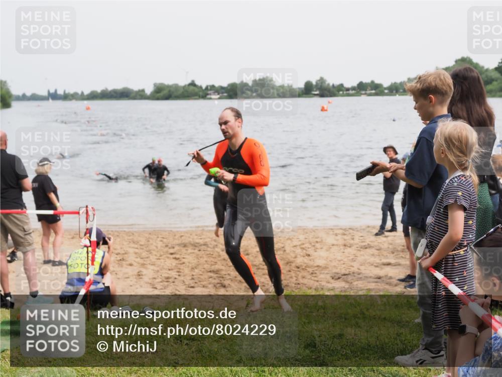 21.06.2025 - 27. Vierlanden-Triathlon MichiJ http://msf.ph/oto/8024229 15.06.2026 10:55:19 Schwimmen 661, 725, 740 meine-sportfotos.de