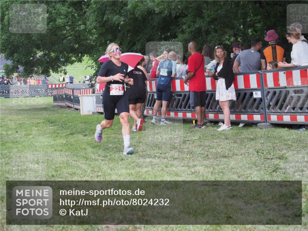 21.06.2025 - 27. Vierlanden-Triathlon KatJ http://msf.ph/oto/8024232 15.06.2025 13:26:25 Ziel 221 meine-sportfotos.de