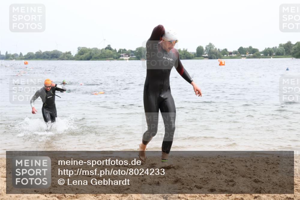 15.06.2025 - 27. Vierlanden-Triathlon Lena Gebhardt http://msf.ph/oto/8024233 15.06.2025 10:54:58 Schwimmen 677, 735, 744, 761 meine-sportfotos.de