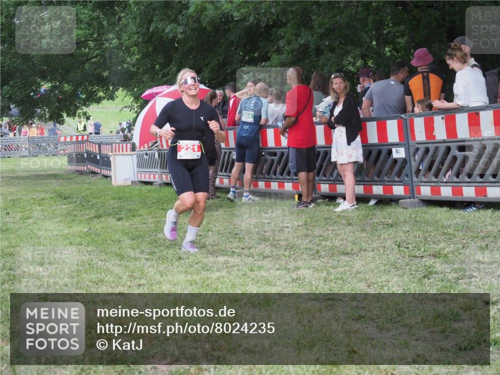 21.06.2025 - 27. Vierlanden-Triathlon KatJ http://msf.ph/oto/8024235 15.06.2025 13:26:25 Ziel 221 meine-sportfotos.de