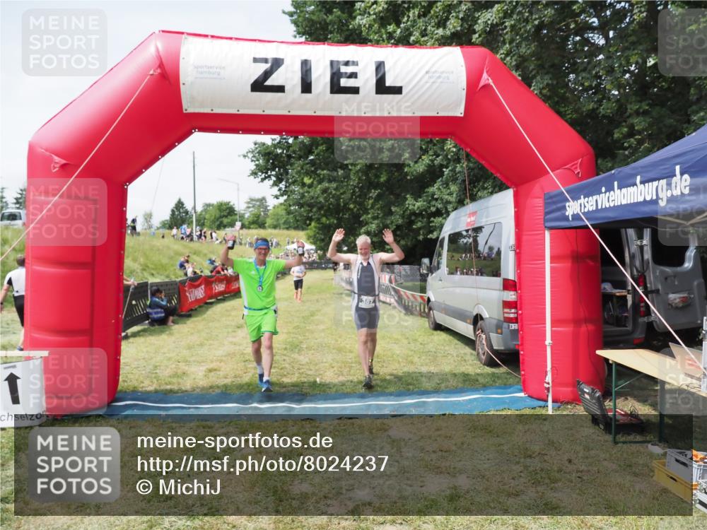 21.06.2025 - 27. Vierlanden-Triathlon MichiJ http://msf.ph/oto/8024237 15.06.2026 11:51:05 Ziel 387 meine-sportfotos.de