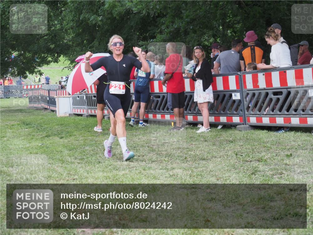 21.06.2025 - 27. Vierlanden-Triathlon KatJ http://msf.ph/oto/8024242 15.06.2025 13:26:25 Ziel 221 meine-sportfotos.de