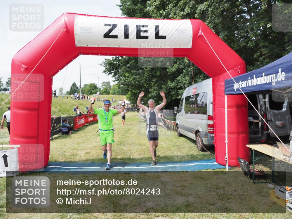 21.06.2025 - 27. Vierlanden-Triathlon MichiJ http://msf.ph/oto/8024243 15.06.2026 11:51:05 Ziel 387 meine-sportfotos.de