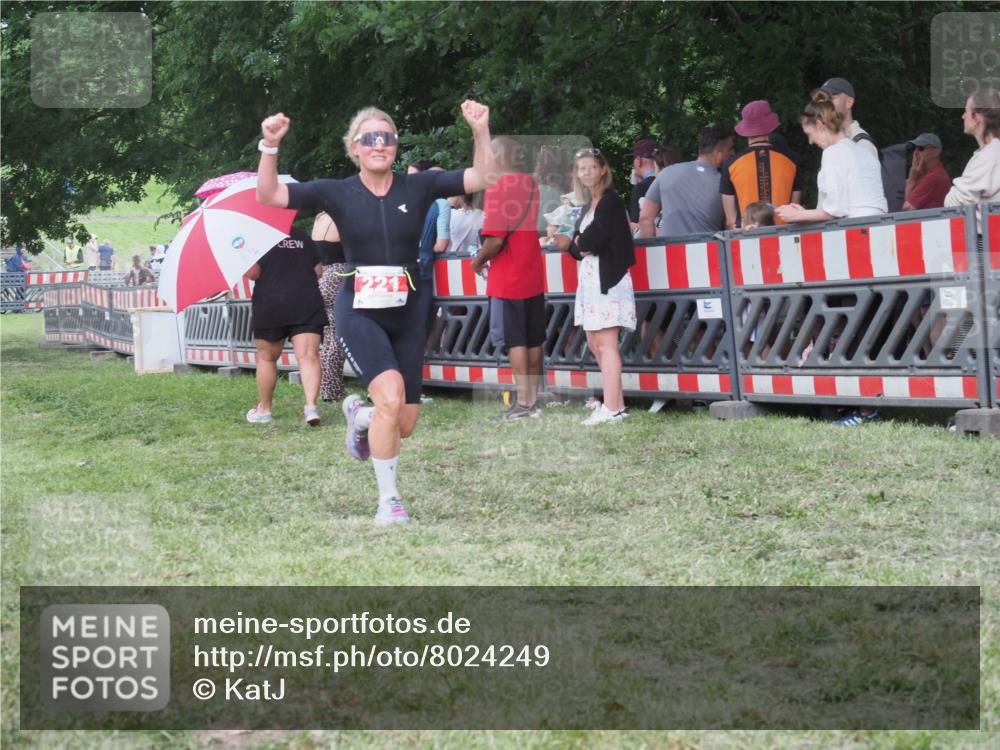 21.06.2025 - 27. Vierlanden-Triathlon KatJ http://msf.ph/oto/8024249 15.06.2025 13:26:25 Ziel 221 meine-sportfotos.de