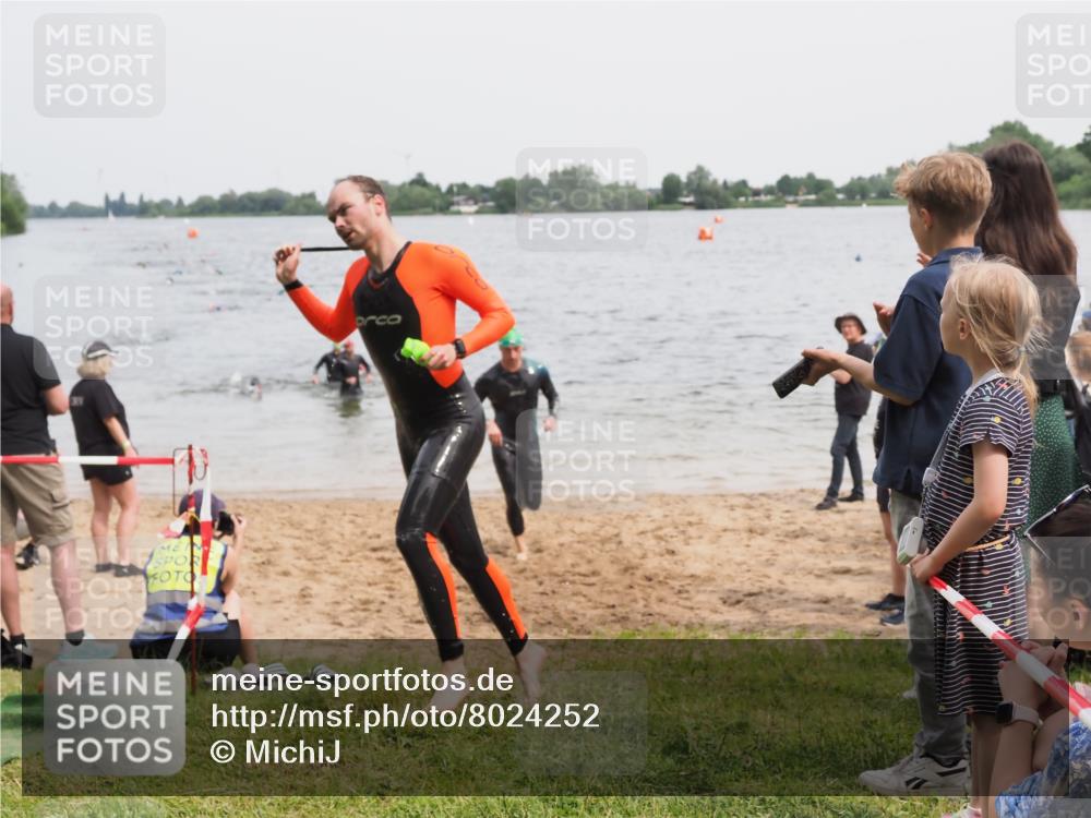 21.06.2025 - 27. Vierlanden-Triathlon MichiJ http://msf.ph/oto/8024252 15.06.2026 10:55:19 Schwimmen 661, 725, 740 meine-sportfotos.de