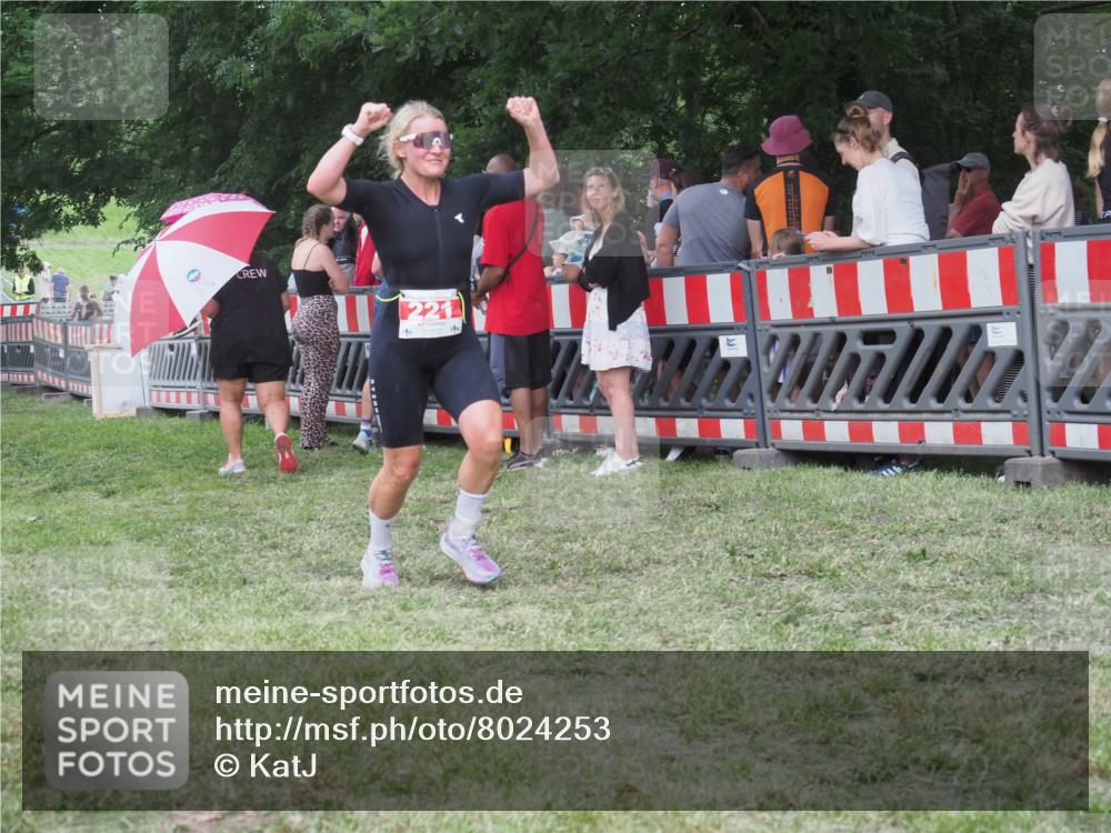 21.06.2025 - 27. Vierlanden-Triathlon KatJ http://msf.ph/oto/8024253 15.06.2025 13:26:26 Ziel 221 meine-sportfotos.de