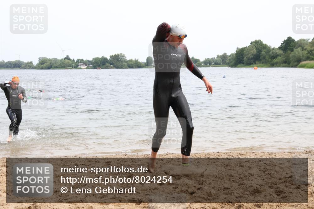 15.06.2025 - 27. Vierlanden-Triathlon Lena Gebhardt http://msf.ph/oto/8024254 15.06.2025 10:54:59 Schwimmen 677, 735, 744, 761 meine-sportfotos.de