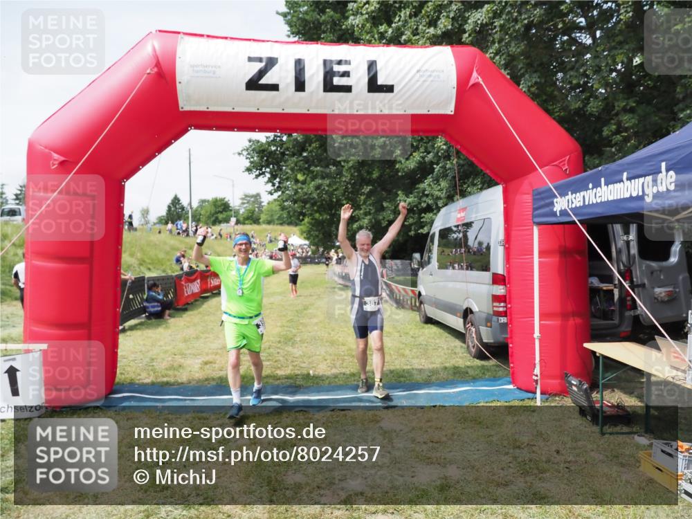 21.06.2025 - 27. Vierlanden-Triathlon MichiJ http://msf.ph/oto/8024257 15.06.2026 11:51:05 Ziel 387 meine-sportfotos.de