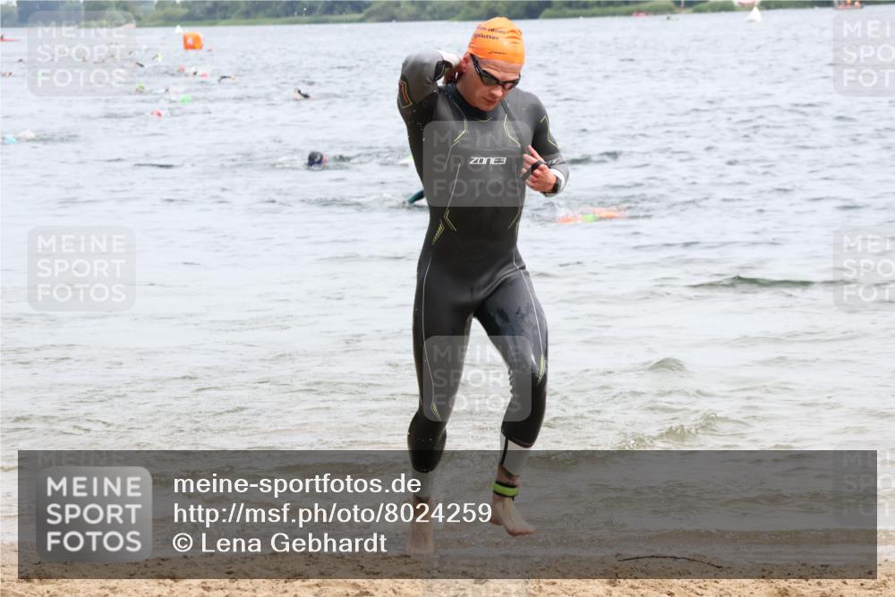 15.06.2025 - 27. Vierlanden-Triathlon Lena Gebhardt http://msf.ph/oto/8024259 15.06.2025 10:55:00 Schwimmen 677, 735, 744, 761 meine-sportfotos.de
