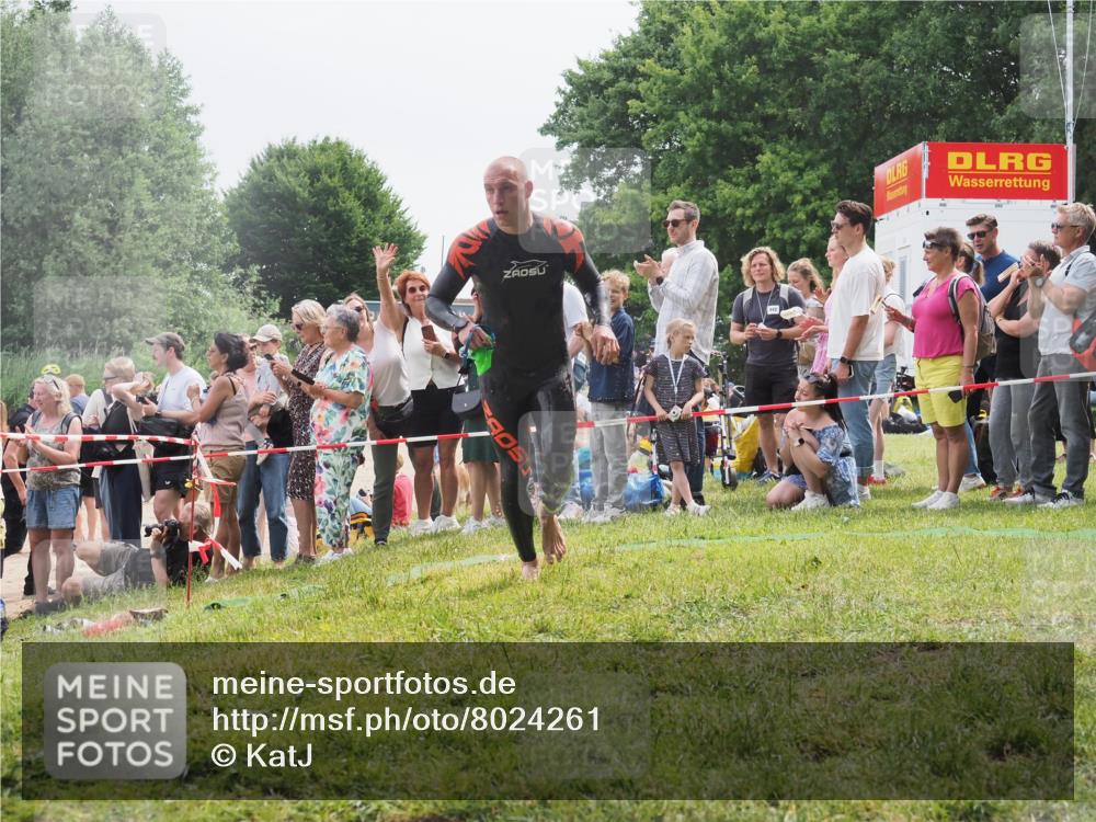 15.06.2025 - 27. Vierlanden-Triathlon KatJ http://msf.ph/oto/8024261 15.06.2025 10:57:35 Schwimmen 707, 722 meine-sportfotos.de
