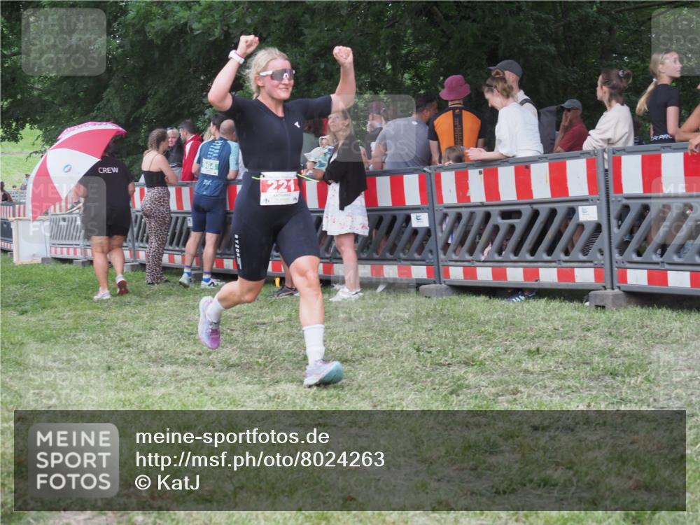 21.06.2025 - 27. Vierlanden-Triathlon KatJ http://msf.ph/oto/8024263 15.06.2025 13:26:26 Ziel 221 meine-sportfotos.de