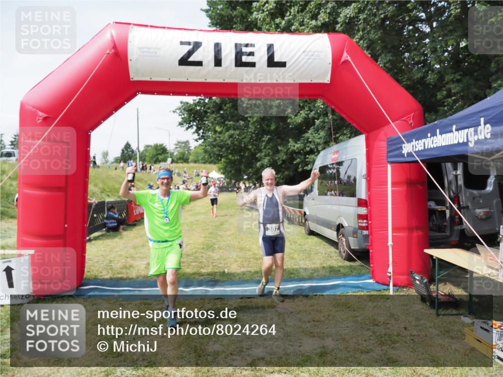 21.06.2025 - 27. Vierlanden-Triathlon MichiJ http://msf.ph/oto/8024264 15.06.2026 11:51:05 Ziel 387 meine-sportfotos.de