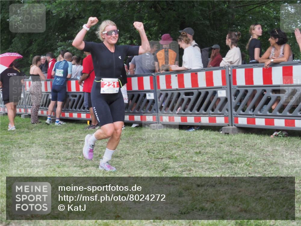 21.06.2025 - 27. Vierlanden-Triathlon KatJ http://msf.ph/oto/8024272 15.06.2025 13:26:26 Ziel 221 meine-sportfotos.de