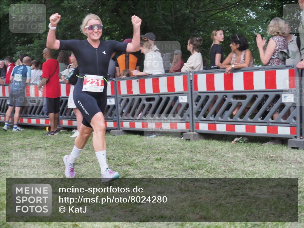 21.06.2025 - 27. Vierlanden-Triathlon KatJ http://msf.ph/oto/8024280 15.06.2025 13:26:26 Ziel 221 meine-sportfotos.de