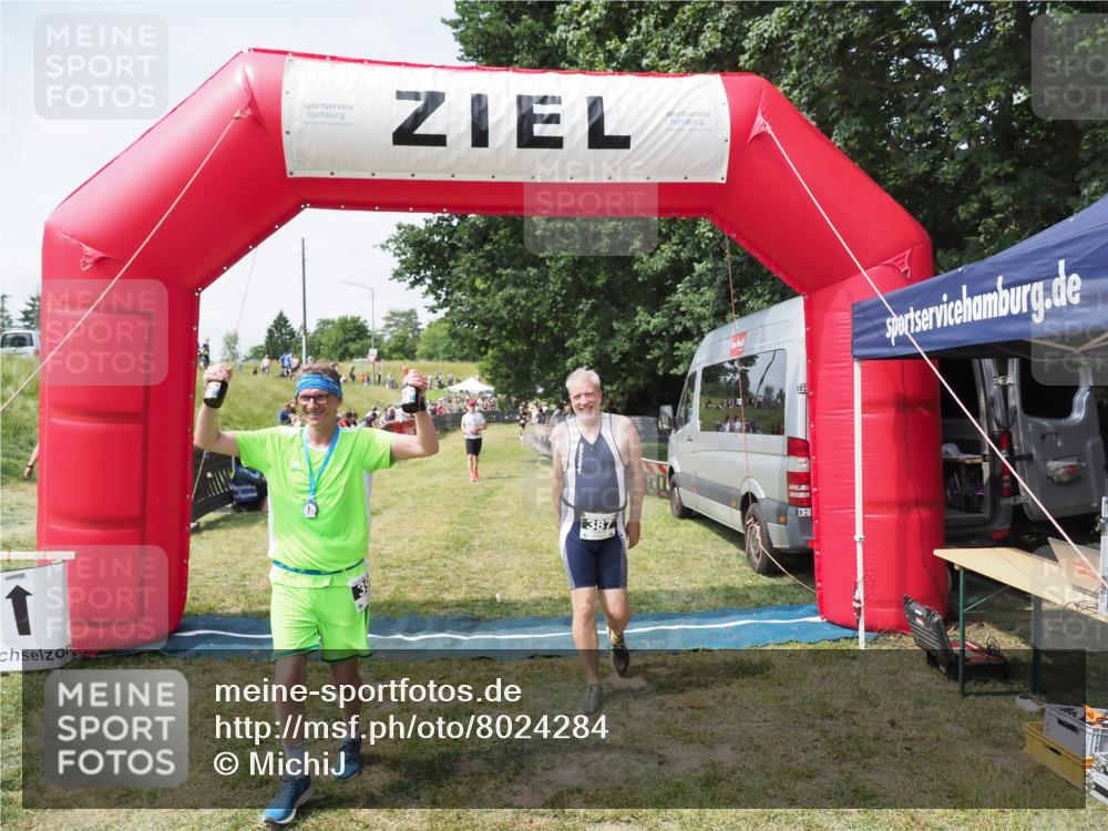 21.06.2025 - 27. Vierlanden-Triathlon MichiJ http://msf.ph/oto/8024284 15.06.2026 11:51:06 Ziel 387 meine-sportfotos.de