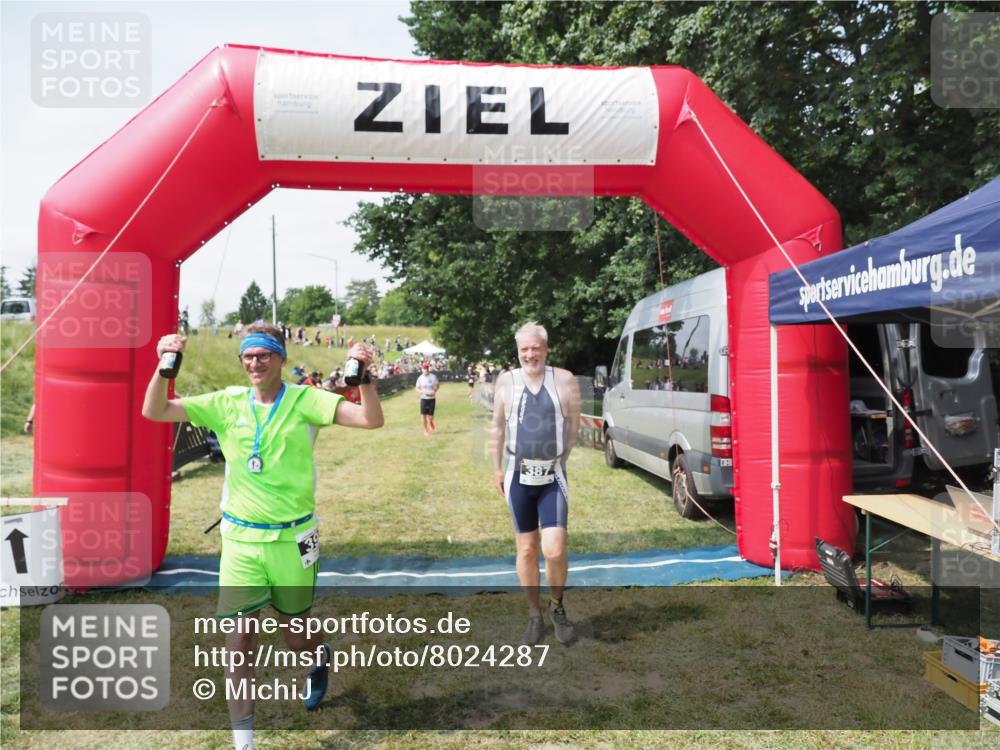 21.06.2025 - 27. Vierlanden-Triathlon MichiJ http://msf.ph/oto/8024287 15.06.2026 11:51:06 Ziel 387 meine-sportfotos.de