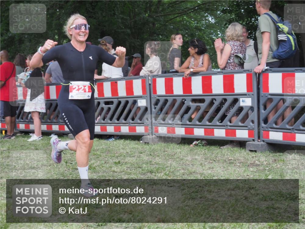 21.06.2025 - 27. Vierlanden-Triathlon KatJ http://msf.ph/oto/8024291 15.06.2025 13:26:26 Ziel 221 meine-sportfotos.de