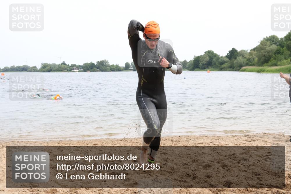 15.06.2025 - 27. Vierlanden-Triathlon Lena Gebhardt http://msf.ph/oto/8024295 15.06.2025 10:55:02 Schwimmen 677, 735, 744, 761 meine-sportfotos.de
