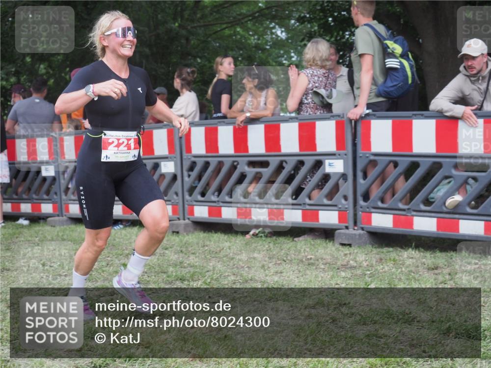 21.06.2025 - 27. Vierlanden-Triathlon KatJ http://msf.ph/oto/8024300 15.06.2025 13:26:26 Ziel 221 meine-sportfotos.de