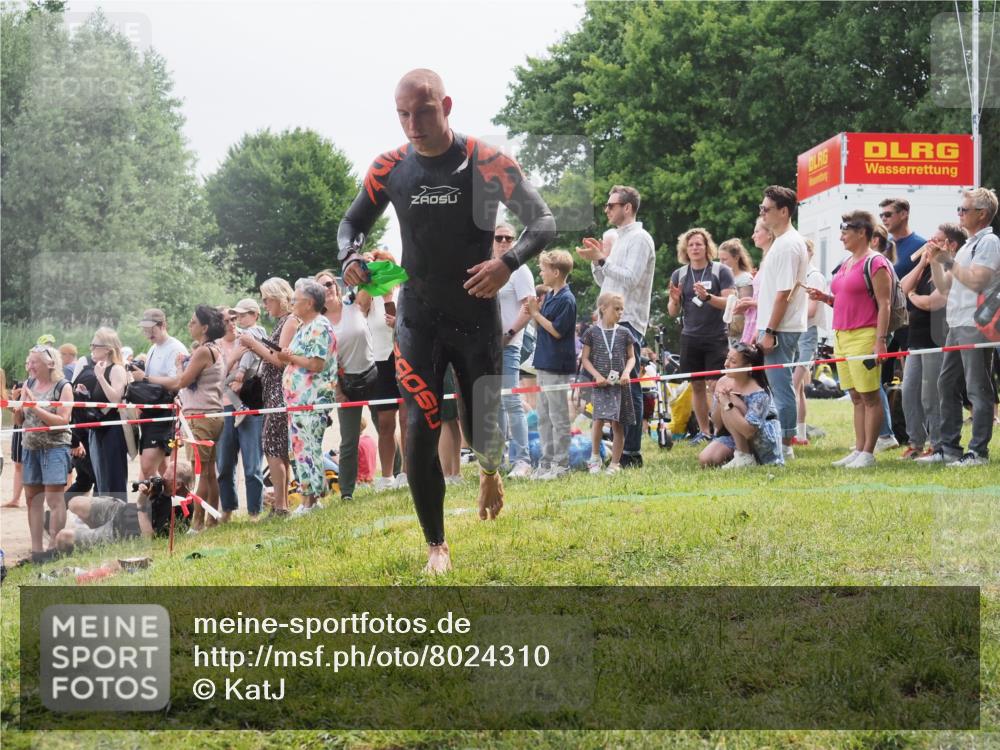 15.06.2025 - 27. Vierlanden-Triathlon KatJ http://msf.ph/oto/8024310 15.06.2025 10:57:36 Schwimmen 707, 722 meine-sportfotos.de