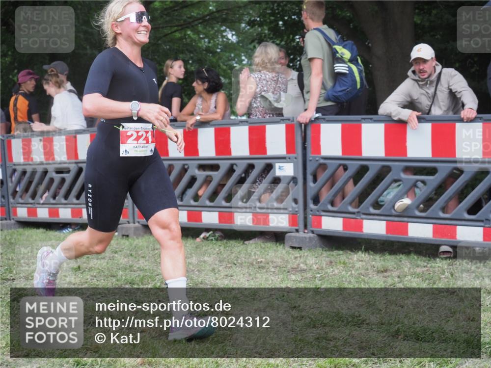 21.06.2025 - 27. Vierlanden-Triathlon KatJ http://msf.ph/oto/8024312 15.06.2025 13:26:26 Ziel 221 meine-sportfotos.de