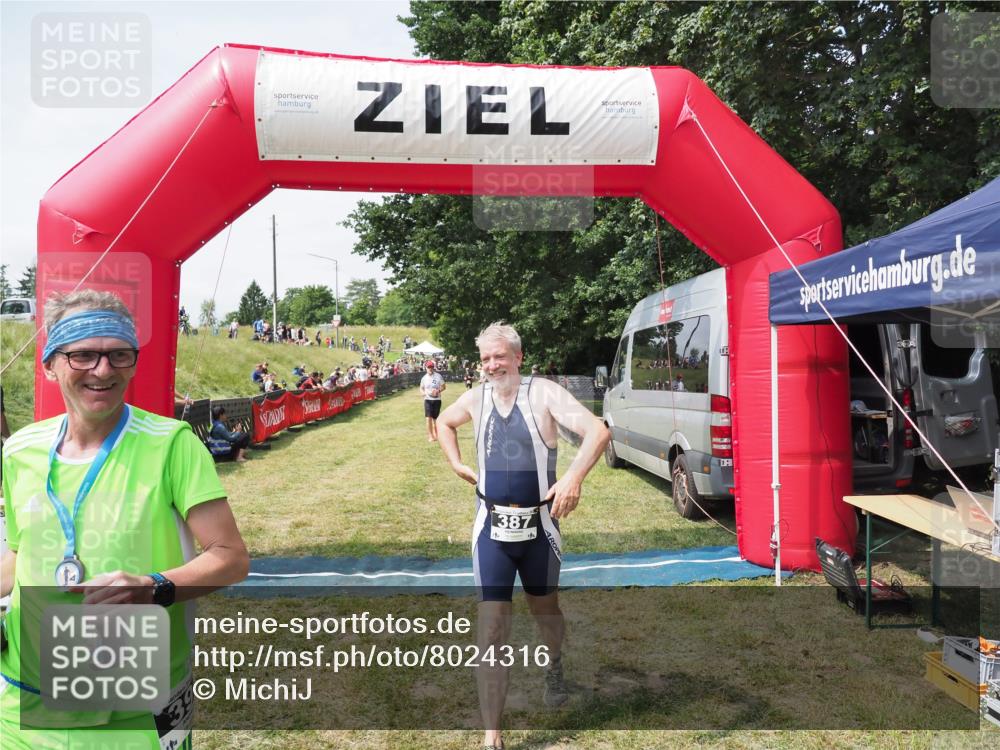 21.06.2025 - 27. Vierlanden-Triathlon MichiJ http://msf.ph/oto/8024316 15.06.2026 11:51:07 Ziel 371, 387 meine-sportfotos.de