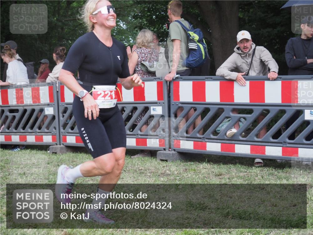 21.06.2025 - 27. Vierlanden-Triathlon KatJ http://msf.ph/oto/8024324 15.06.2025 13:26:26 Ziel 221 meine-sportfotos.de
