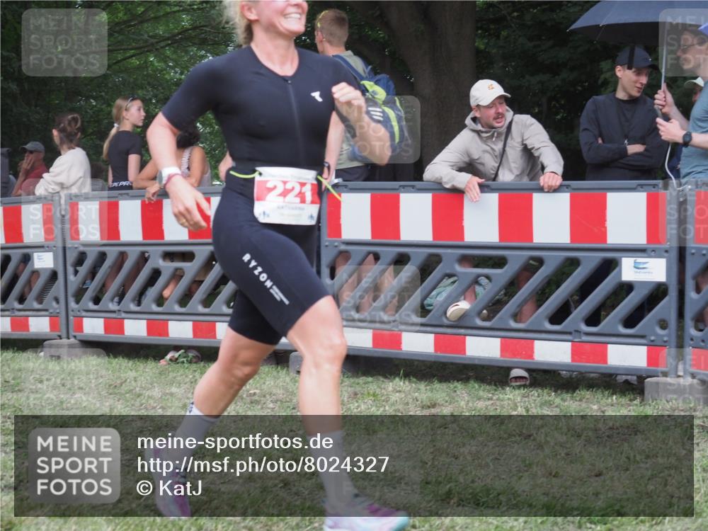 21.06.2025 - 27. Vierlanden-Triathlon KatJ http://msf.ph/oto/8024327 15.06.2025 13:26:27 Ziel 221 meine-sportfotos.de