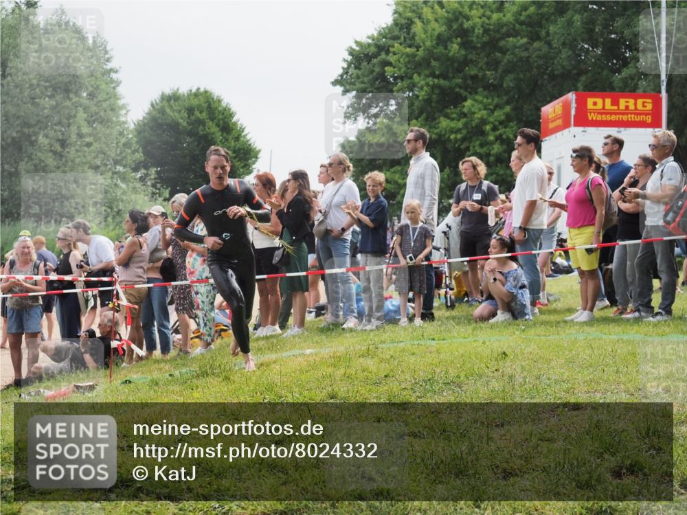 15.06.2025 - 27. Vierlanden-Triathlon KatJ http://msf.ph/oto/8024332 15.06.2025 10:57:40 Schwimmen 707, 722 meine-sportfotos.de