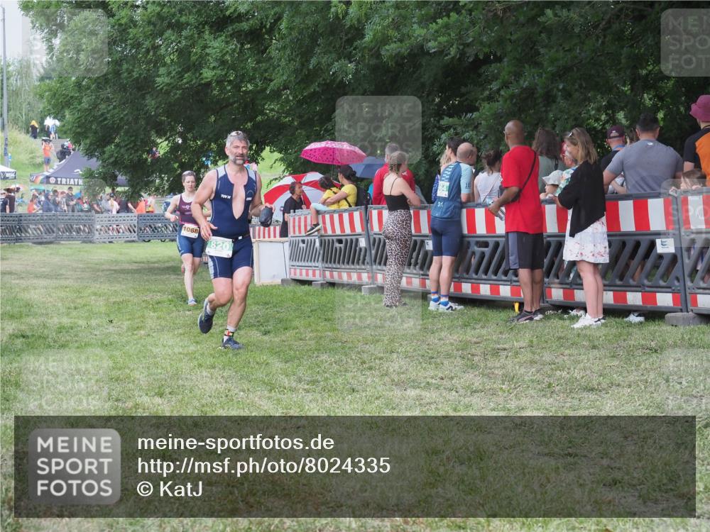 21.06.2025 - 27. Vierlanden-Triathlon KatJ http://msf.ph/oto/8024335 15.06.2025 13:26:37 Ziel 820, 1068 meine-sportfotos.de